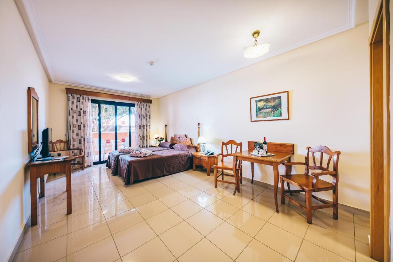 Grand Muthu Golf Plaza Hotel & Spa San Miguel de Abona Buitenkant foto A typical hotel room