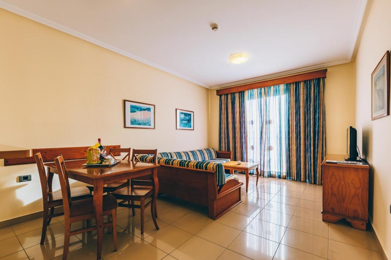 Grand Muthu Golf Plaza Hotel & Spa San Miguel de Abona Buitenkant foto A typical apartment