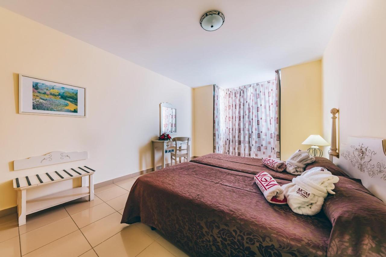 Grand Muthu Golf Plaza Hotel & Spa San Miguel de Abona Buitenkant foto A bedroom in a hotel