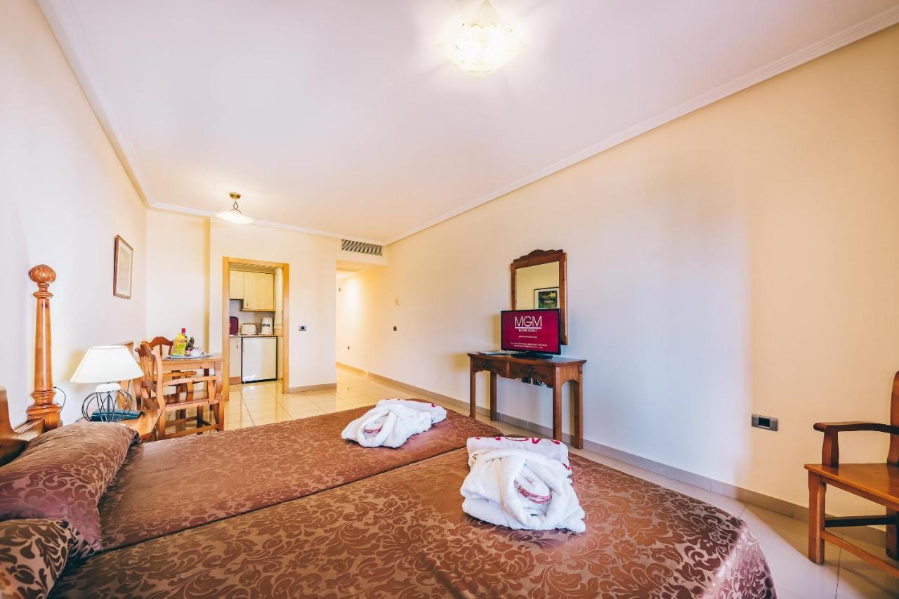 Grand Muthu Golf Plaza Hotel & Spa San Miguel de Abona Buitenkant foto A room at the hotel