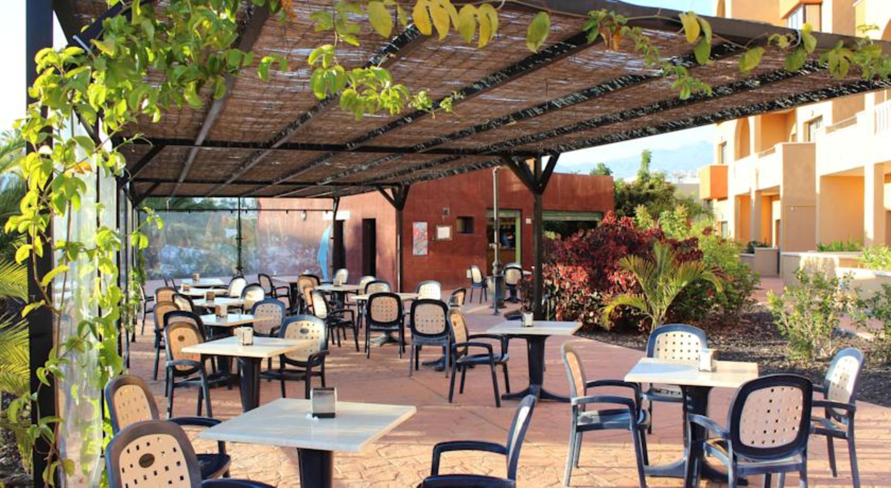 Grand Muthu Golf Plaza Hotel & Spa San Miguel de Abona Buitenkant foto The patio at the Santa Fe Opera
