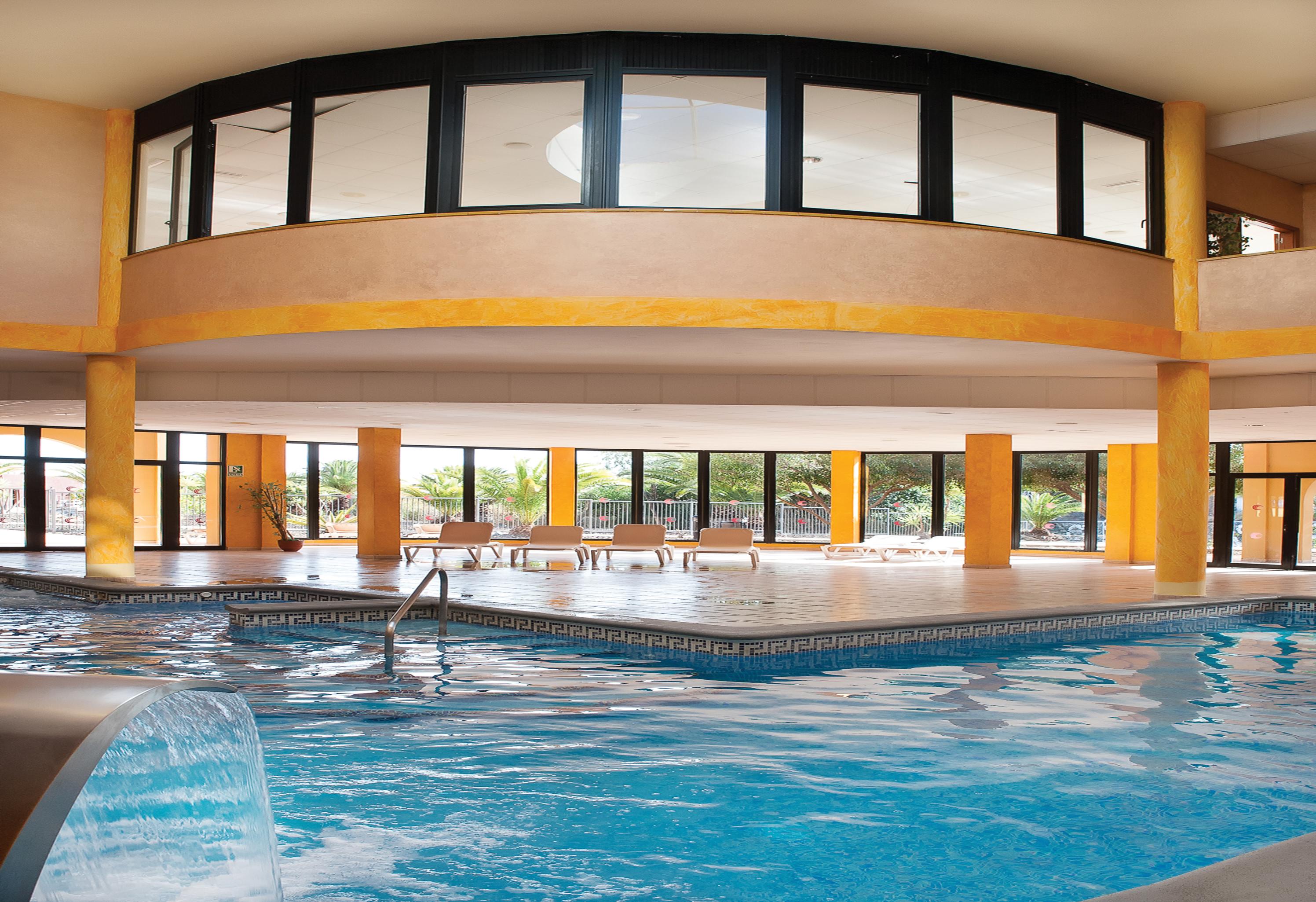 Grand Muthu Golf Plaza Hotel & Spa San Miguel de Abona Buitenkant foto The indoor pool at the hotel