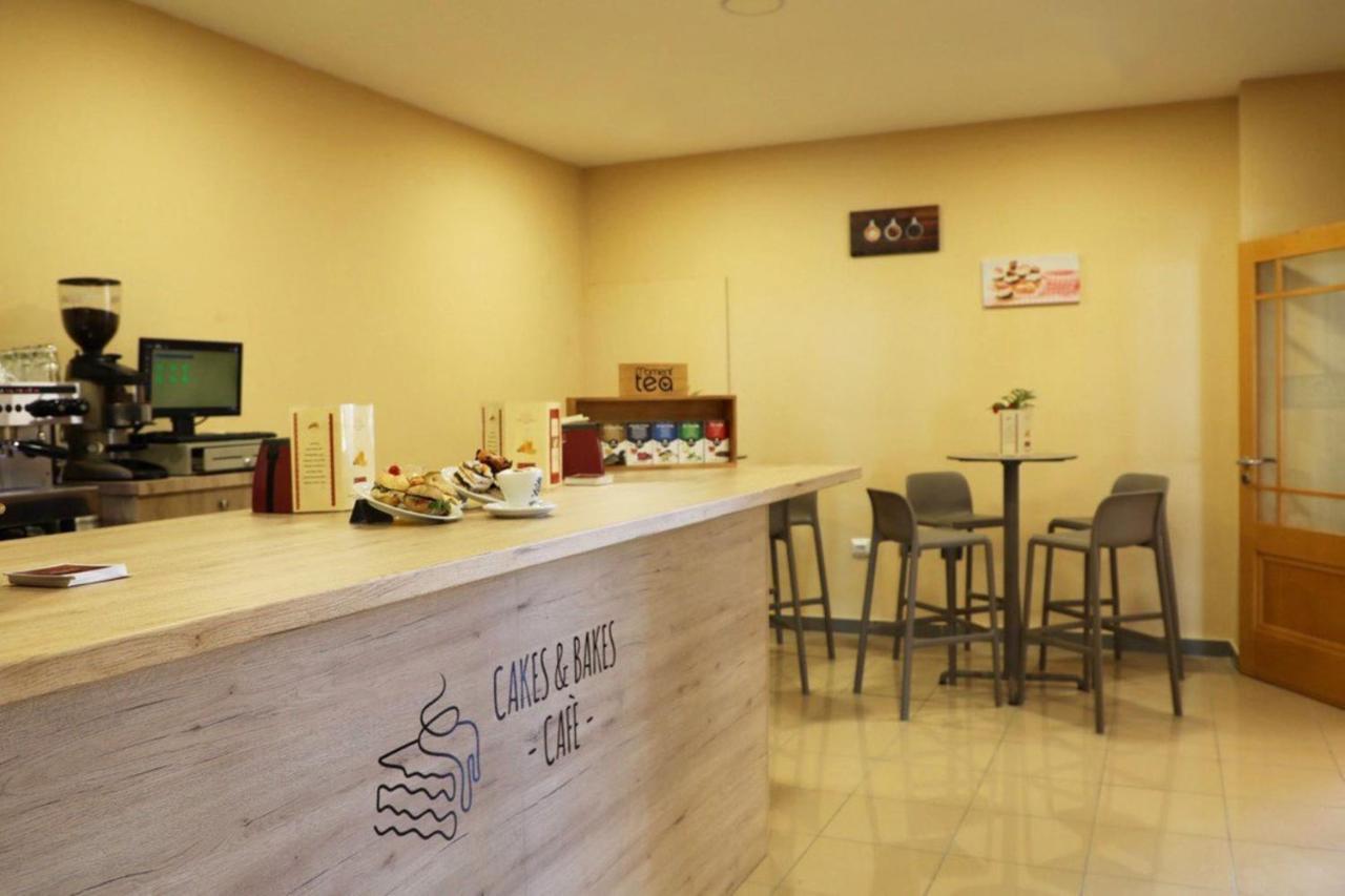 Grand Muthu Golf Plaza Hotel & Spa San Miguel de Abona Buitenkant foto The interior of a typical café