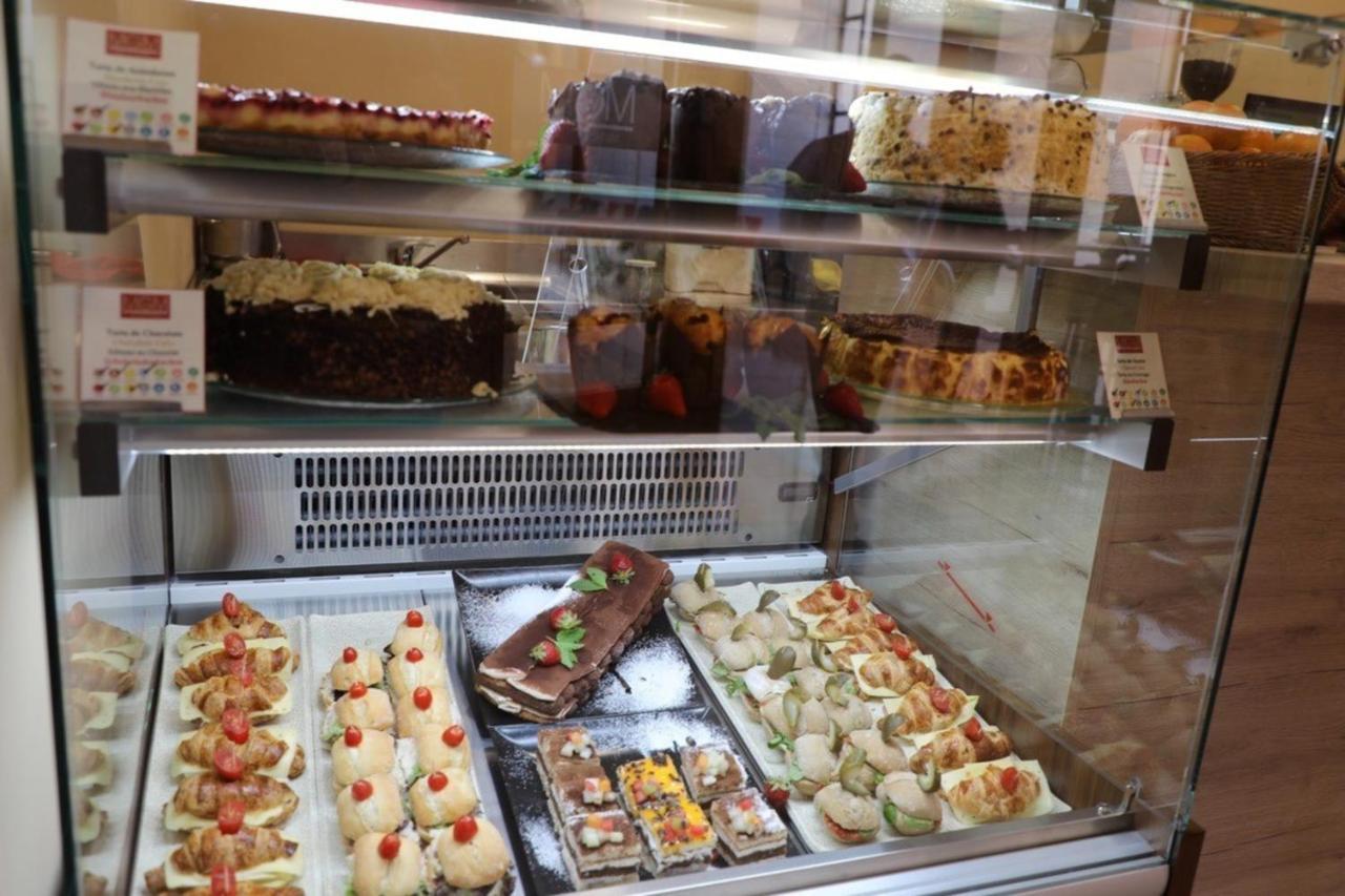 Grand Muthu Golf Plaza Hotel & Spa San Miguel de Abona Buitenkant foto A display of cakes at a bakery in Italy