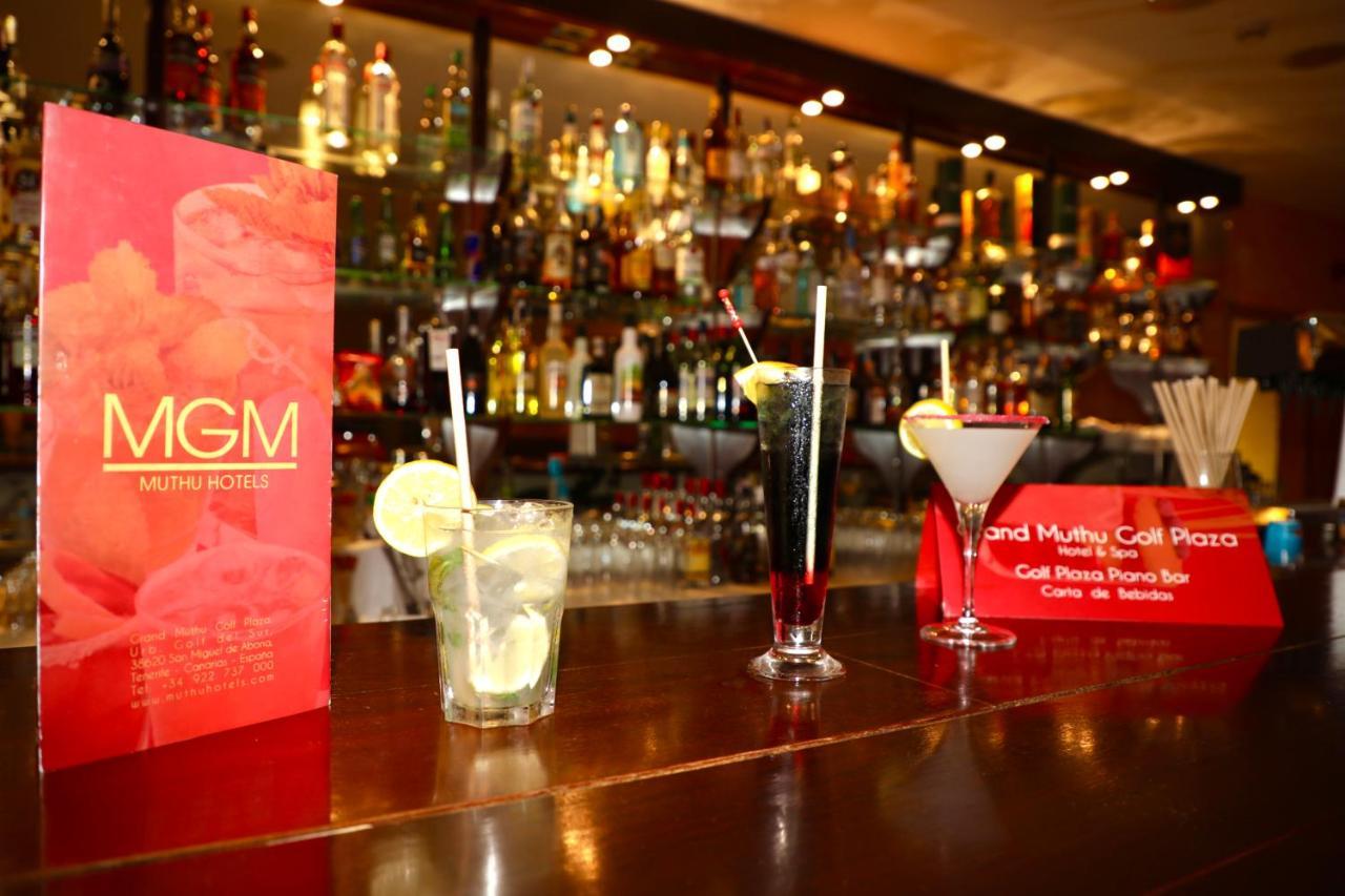 Grand Muthu Golf Plaza Hotel & Spa San Miguel de Abona Buitenkant foto The bar at the MGM