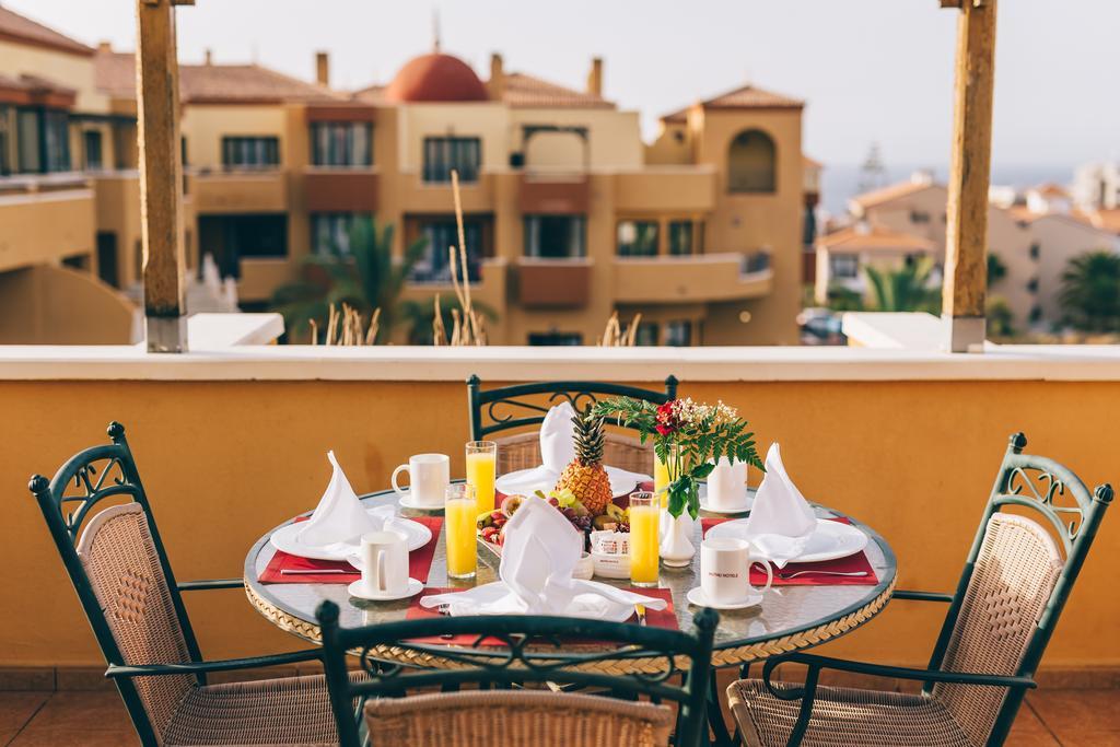 Grand Muthu Golf Plaza Hotel & Spa San Miguel de Abona Buitenkant foto A breakfast table