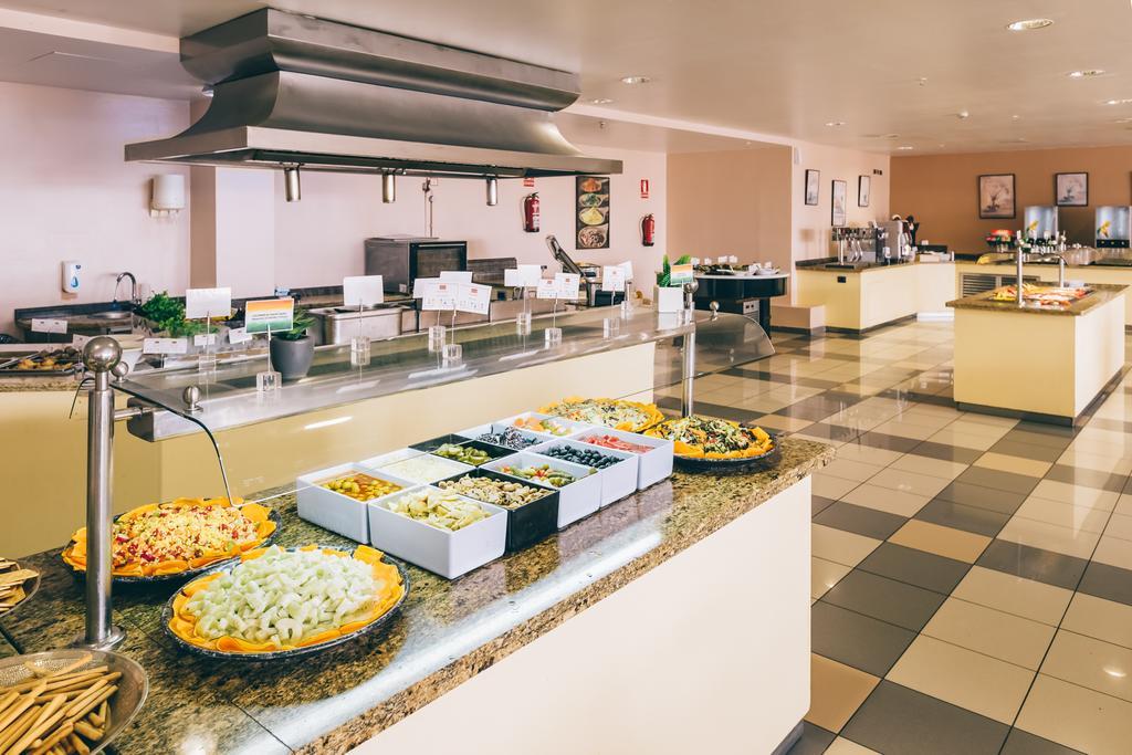 Grand Muthu Golf Plaza Hotel & Spa San Miguel de Abona Buitenkant foto A buffet at a hotel