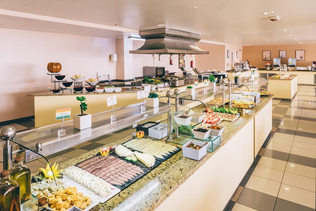 Grand Muthu Golf Plaza Hotel & Spa San Miguel de Abona Buitenkant foto A buffet at a hotel